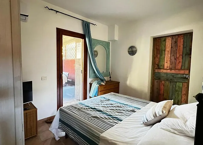 Relax In With Private Garden 2 Bedrooms Appartamento Olbia