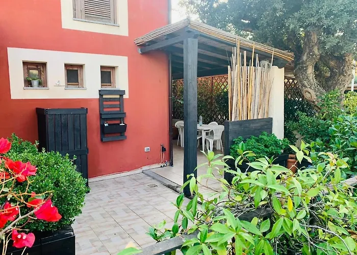 Relax In With Private Garden 2 Bedrooms Appartamento Olbia